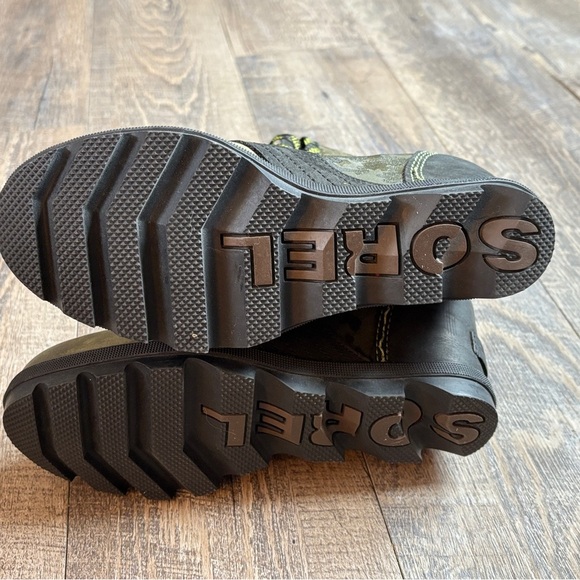 Sorel Green and Black Combat Moto Boots with Lace-Up Design - Picture 5 of 7